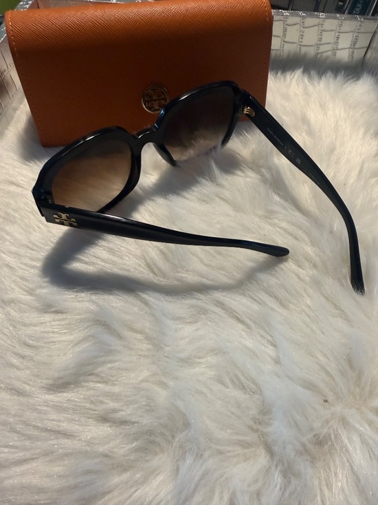 Tory Burch Black Framed Sunglasses main image 10